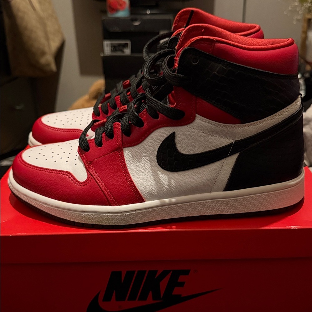 WMNS AIR JORDAN 1 
***WORN ONCE***
Shoes are in perfect condition & box - Picture 2 of 3